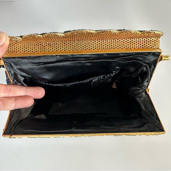 Vintage Beaded Handbag With Scalloped Hinged Closure And Gold Plating - Picture 4 of 6